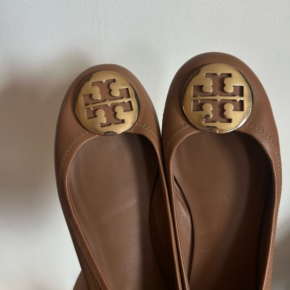 Tory Burch Tan Flats with Gold Logo - Picture 3 of 7